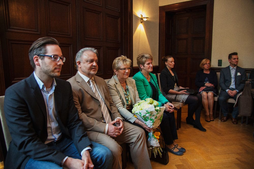 Familie und Freunde warten im Trauzimmer auf die Trauung
