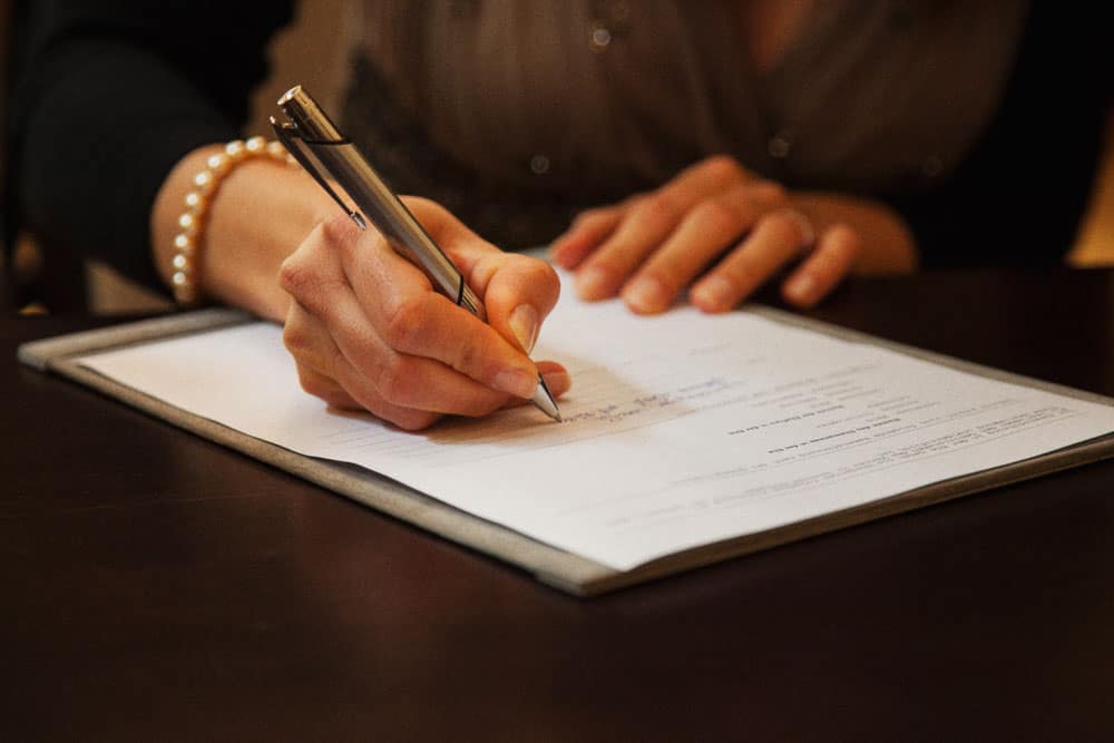 Unterschrift auf der Heiratsurkunde bei einer standesamtlichen Hochzeit