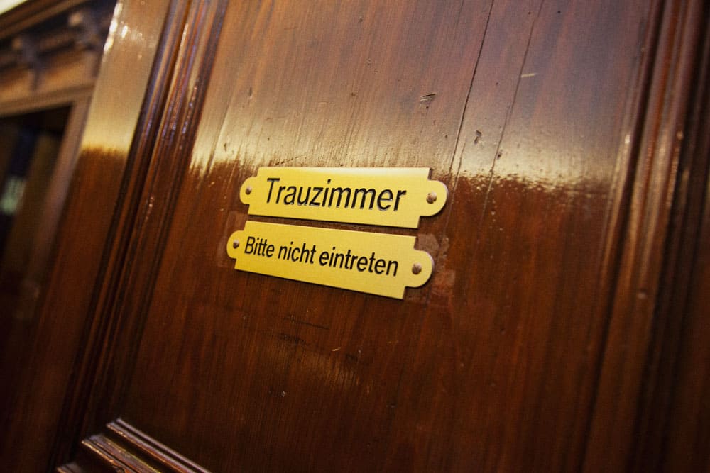 Türschild zum Trauzimmer im Standesamt Düsseldorf
