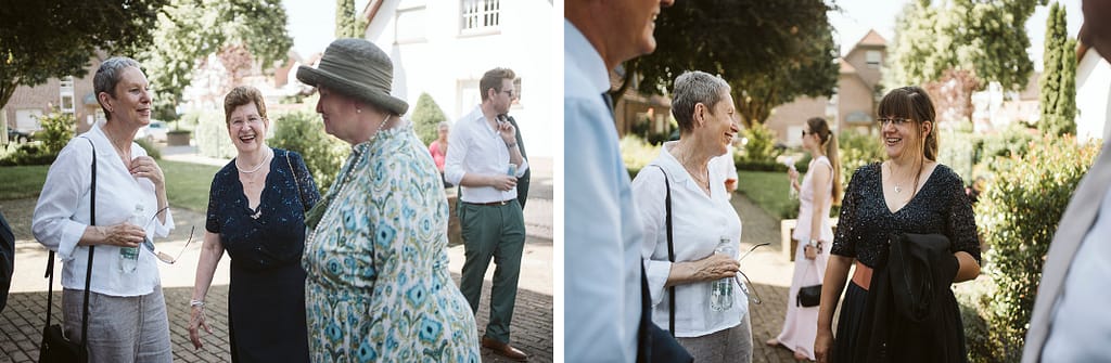 Gäste der Hochzeit bei Ankunft an der Kirche.