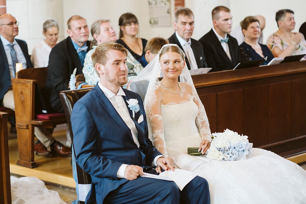Braut und Bräutigam vor dem Altar.