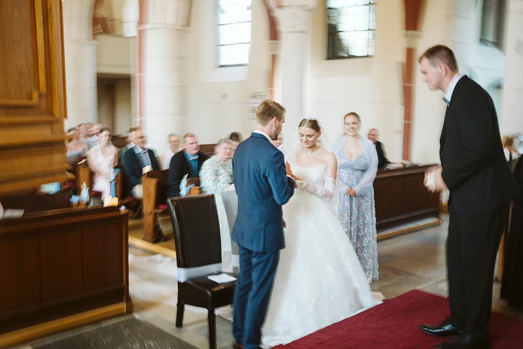 Tausch der Ringe mit absichtlicher Bewegungsunschärfe fotografiert.