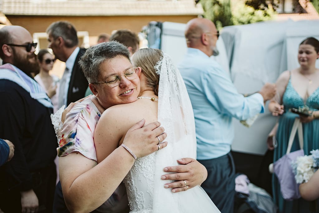 Innige Umarmung zwischen der Braut und der Mutter.