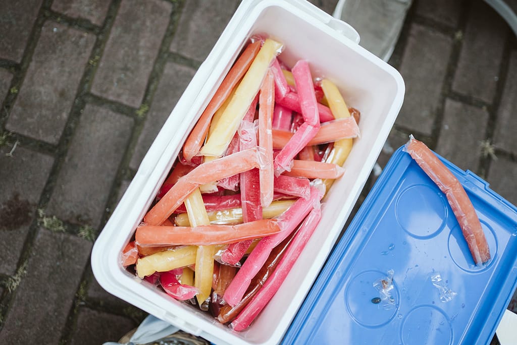 Eine Kühlbox mit buntem Wassereis. Bei über 40 Grad Celsius war das eine schöne Erfrischung.