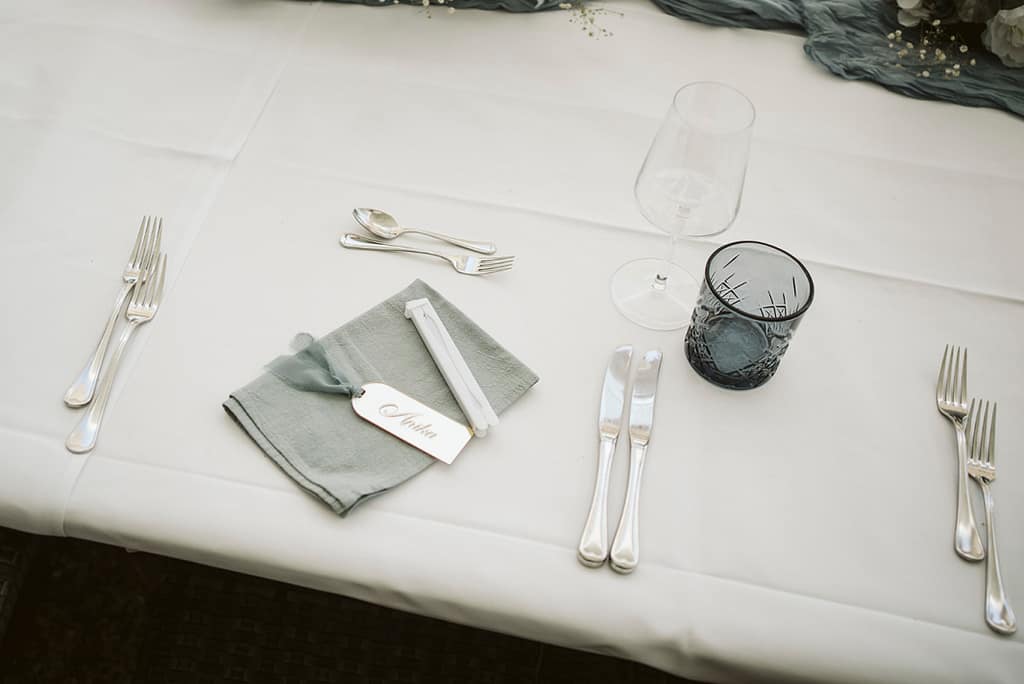 Der Platz eines gastes mit Serviette, Gläsern, Besteck. Aufnahme von oben.