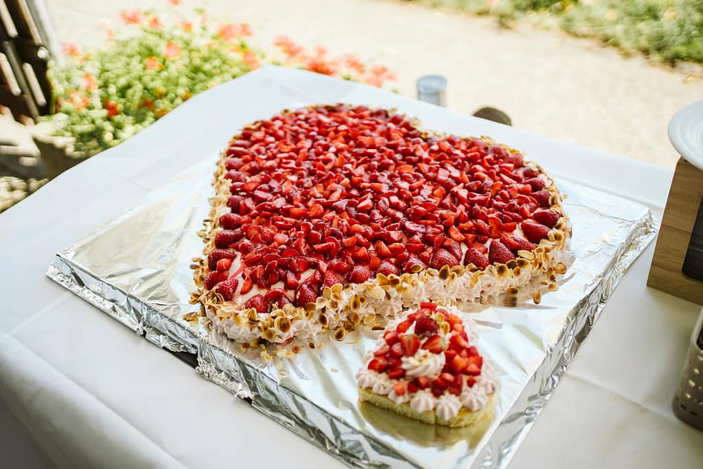 Hochzeitstorten in Form von Herzen. ein Großes und ein kleineres. Gefüllt mit lauter Erdbeeren.