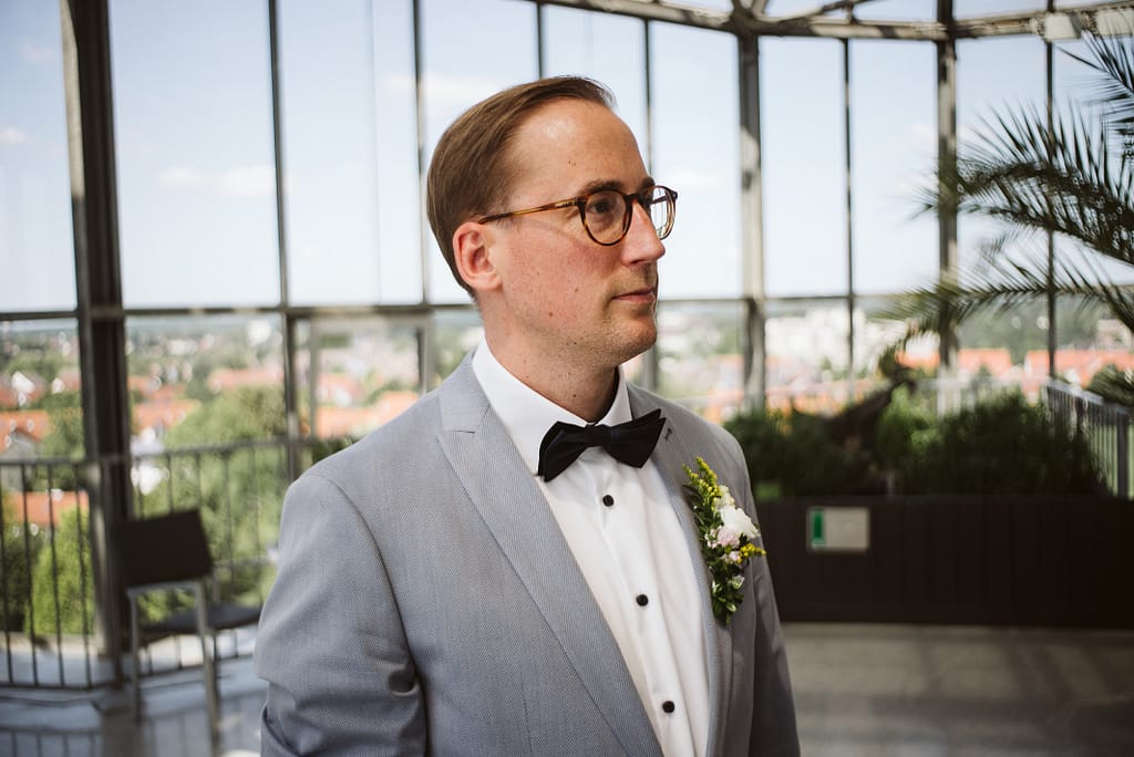 Portait des Bräutigams. Das Foto wurde im Innern des gläsernen Elefanten gemacht – dem Ort der Trauung.