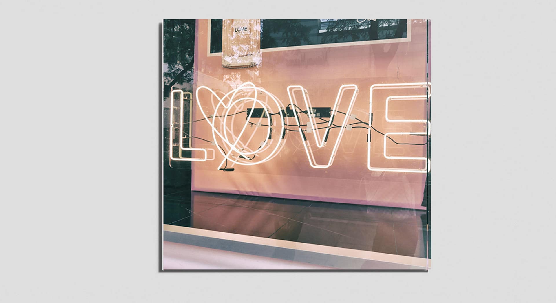 sugatatyler-gutschein-couple-01 Fotografie eines leuchtenden Schriftzugs "Love". Dieser ist auch auf dem Gutschein zu sehen.
