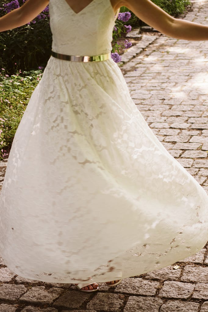 Detail: Die Braut dreht sich in dem Kleid. zu sehen ist nur das Kleid in Bewegung.