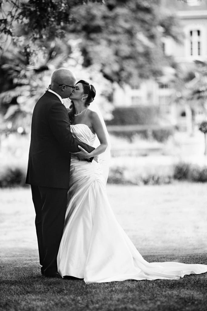 Brautpaar Sabrina und Tobias küssen sich bei ihrer Hochzeit in Mönchengladbach