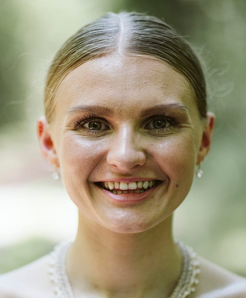 Portrait der lächelnden Braut.