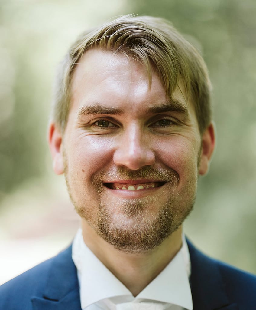 Portrait des lächelnden Bräutigams.